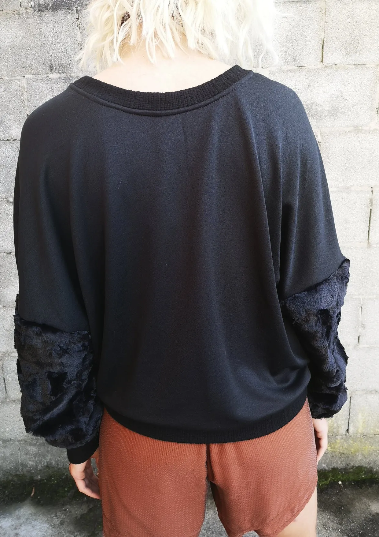 LIMITED EDITION - SWEATER FAUX FUR SLEEVES - black