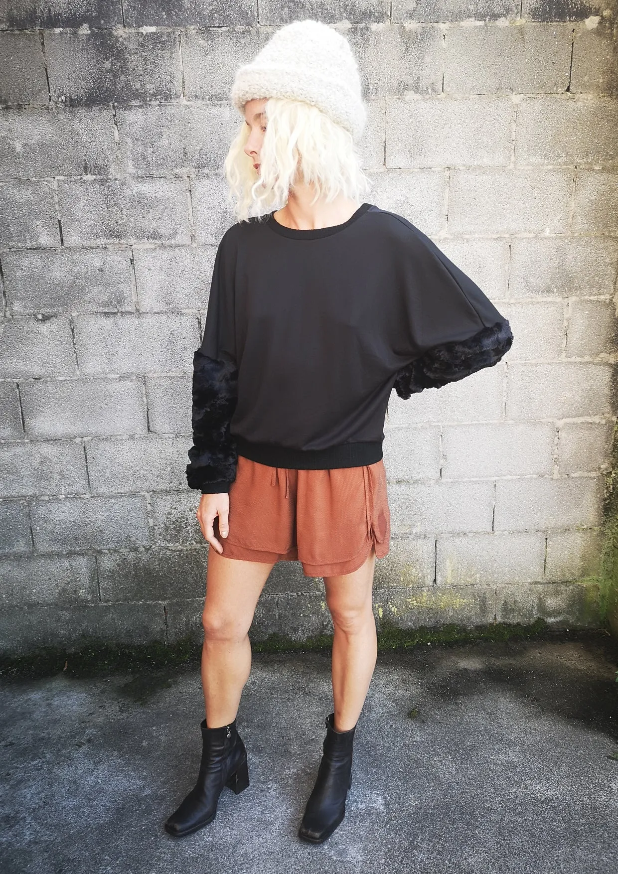 LIMITED EDITION - SWEATER FAUX FUR SLEEVES - black