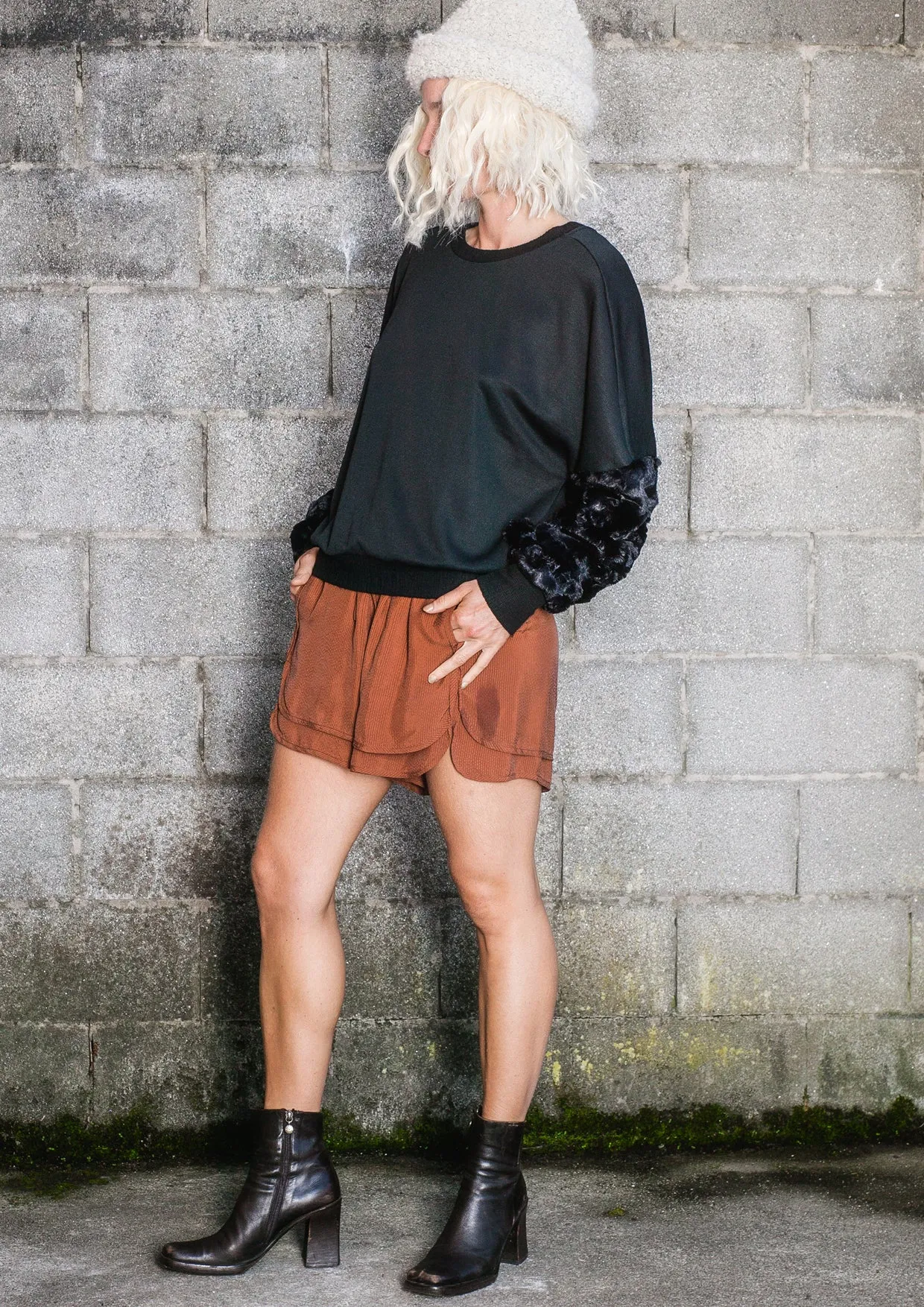 LIMITED EDITION - SWEATER FAUX FUR SLEEVES - black