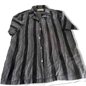 Vintage men Incu Collection black & white stripe short sleeve shirt in M|L31 W19|SKU 6373